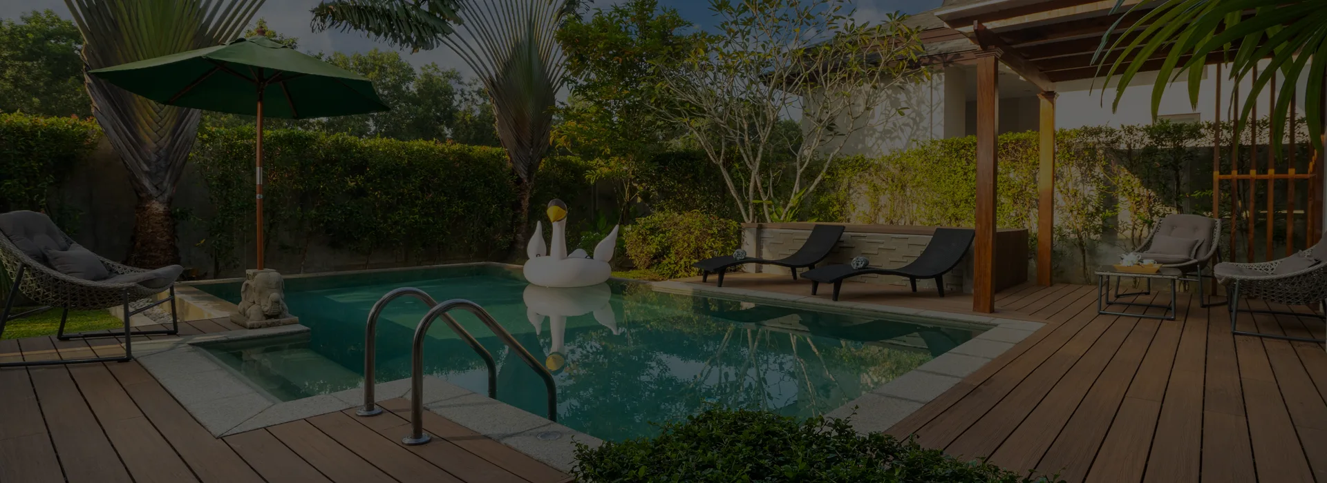 Une piscine dans le jardin