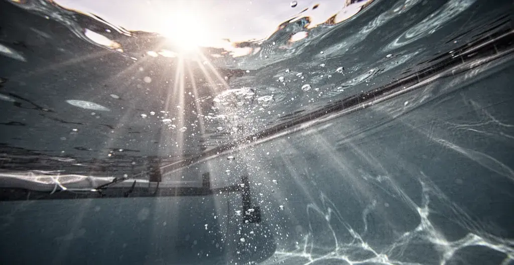 Vue sous-marine liner piscine avec reflets lumière et eau cristalline